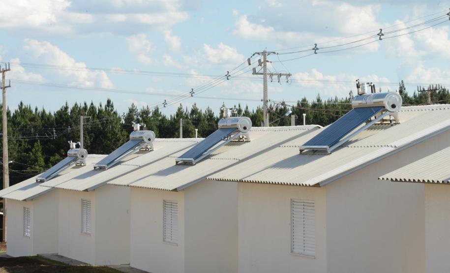 Casas populares são entregues a 75 famílias de Palmas Setenta e cinco famílias de Palmas, na região Sudoeste do Paraná, receberam nesta quinta-feira (24) as chaves da casa própria. A partir de agora, elas são as moradoras do Residencial Bom Pastor II, empreendimento que recebeu R$ 5,3 milhões de investimentos do Governo do Estado, Governo Federal e prefeitura.