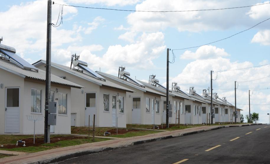 Casas populares são entregues a 75 famílias de Palmas Setenta e cinco famílias de Palmas, na região Sudoeste do Paraná, receberam nesta quinta-feira (24) as chaves da casa própria. A partir de agora, elas são as moradoras do Residencial Bom Pastor II, empreendimento que recebeu R$ 5,3 milhões de investimentos do Governo do Estado, Governo Federal e prefeitura.