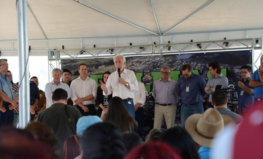 Casas populares são entregues a 75 famílias de Palmas Setenta e cinco famílias de Palmas, na região Sudoeste do Paraná, receberam nesta quinta-feira (24) as chaves da casa própria. A partir de agora, elas são as moradoras do Residencial Bom Pastor II, empreendimento que recebeu R$ 5,3 milhões de investimentos do Governo do Estado, Governo Federal e prefeitura.