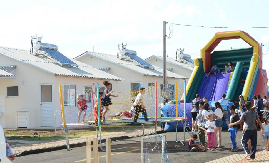 Casas populares são entregues a 75 famílias de Palmas Setenta e cinco famílias de Palmas, na região Sudoeste do Paraná, receberam nesta quinta-feira (24) as chaves da casa própria. A partir de agora, elas são as moradoras do Residencial Bom Pastor II, empreendimento que recebeu R$ 5,3 milhões de investimentos do Governo do Estado, Governo Federal e prefeitura.