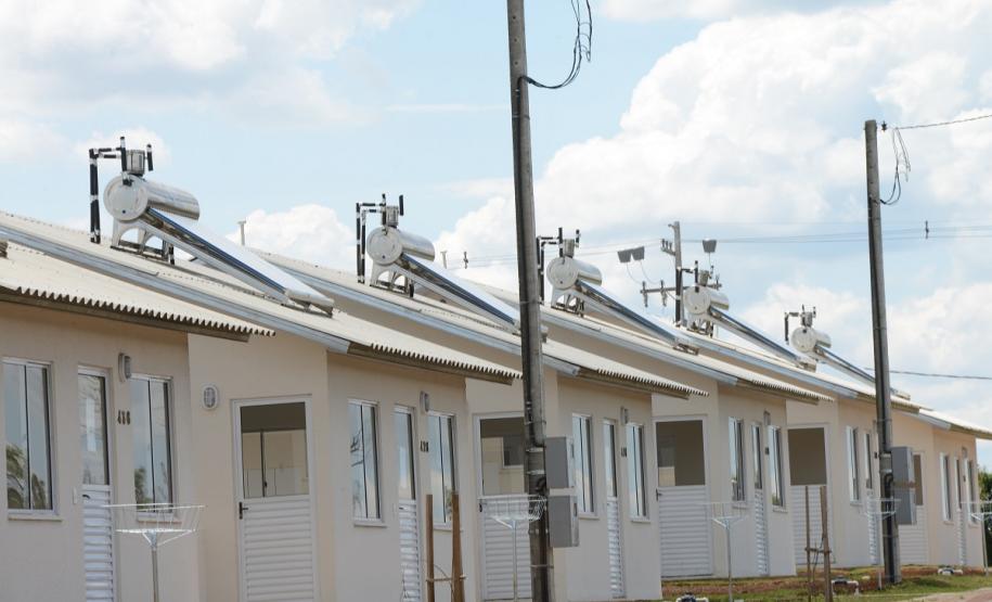 Casas populares são entregues a 75 famílias de Palmas Setenta e cinco famílias de Palmas, na região Sudoeste do Paraná, receberam nesta quinta-feira (24) as chaves da casa própria. A partir de agora, elas são as moradoras do Residencial Bom Pastor II, empreendimento que recebeu R$ 5,3 milhões de investimentos do Governo do Estado, Governo Federal e prefeitura.