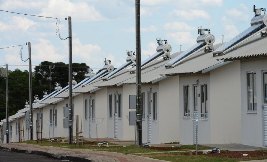 Casas populares são entregues a 75 famílias de Palmas Setenta e cinco famílias de Palmas, na região Sudoeste do Paraná, receberam nesta quinta-feira (24) as chaves da casa própria. A partir de agora, elas são as moradoras do Residencial Bom Pastor II, empreendimento que recebeu R$ 5,3 milhões de investimentos do Governo do Estado, Governo Federal e prefeitura.