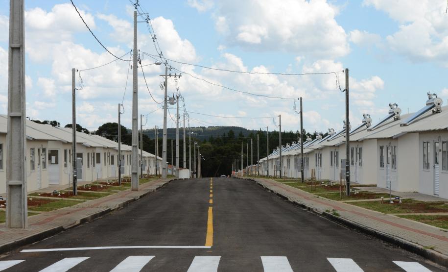 Casas populares são entregues a 75 famílias de Palmas Setenta e cinco famílias de Palmas, na região Sudoeste do Paraná, receberam nesta quinta-feira (24) as chaves da casa própria. A partir de agora, elas são as moradoras do Residencial Bom Pastor II, empreendimento que recebeu R$ 5,3 milhões de investimentos do Governo do Estado, Governo Federal e prefeitura.