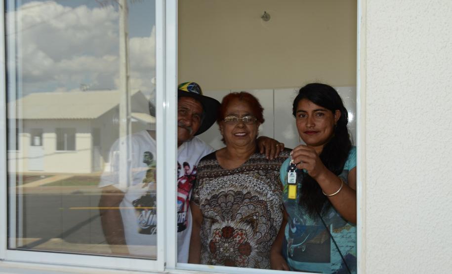 Casas populares são entregues a 75 famílias de Palmas Setenta e cinco famílias de Palmas, na região Sudoeste do Paraná, receberam nesta quinta-feira (24) as chaves da casa própria. A partir de agora, elas são as moradoras do Residencial Bom Pastor II, empreendimento que recebeu R$ 5,3 milhões de investimentos do Governo do Estado, Governo Federal e prefeitura.