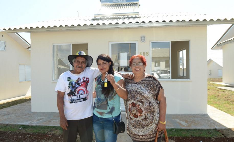 Casas populares são entregues a 75 famílias de Palmas Setenta e cinco famílias de Palmas, na região Sudoeste do Paraná, receberam nesta quinta-feira (24) as chaves da casa própria. A partir de agora, elas são as moradoras do Residencial Bom Pastor II, empreendimento que recebeu R$ 5,3 milhões de investimentos do Governo do Estado, Governo Federal e prefeitura.