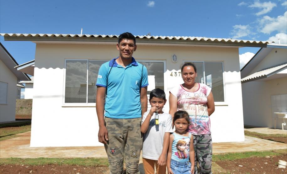 Casas populares são entregues a 75 famílias de Palmas Setenta e cinco famílias de Palmas, na região Sudoeste do Paraná, receberam nesta quinta-feira (24) as chaves da casa própria. A partir de agora, elas são as moradoras do Residencial Bom Pastor II, empreendimento que recebeu R$ 5,3 milhões de investimentos do Governo do Estado, Governo Federal e prefeitura.