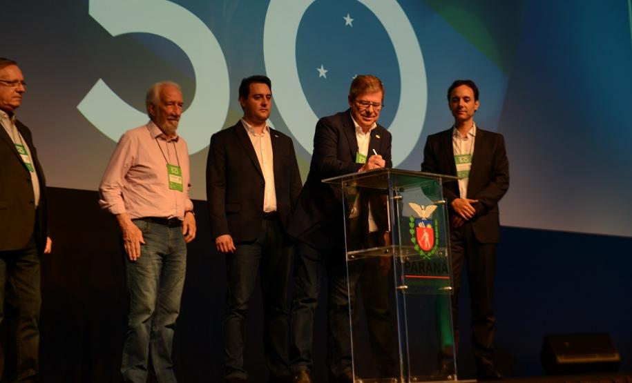 Estado fecha parceria para construção de 9 mil casas populares O governador Carlos Massa Ratinho Junior faz a abertura nesta quinta-feira (31), do encontro de capacitação Governo 5.0 no Hotel Rafain Palace & Convention, em Foz do Iguaçu.