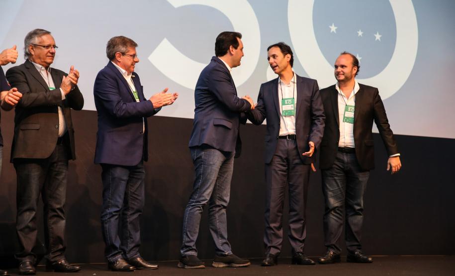 Cohapar apresenta projetos de moradias inovadores a prefeitos e vereadores Gestores públicos de todo o Paraná puderam conhecer nesta sexta-feira (1) os principais programas habitacionais desenvolvidos pelo Governo do Estado. As ações, que visam a inclusão social e o desenvolvimento econômico dos municípios foram apresentadas pelo presidente da Cohapar, Jorge Lange, durante o evento Governo 5.0, de inovação da gestão pública, em Foz do Iguaçu.