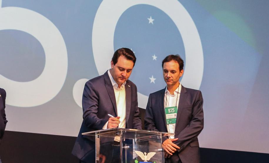 Cohapar apresenta projetos de moradias inovadores a prefeitos e vereadores Gestores públicos de todo o Paraná puderam conhecer nesta sexta-feira (1) os principais programas habitacionais desenvolvidos pelo Governo do Estado. As ações, que visam a inclusão social e o desenvolvimento econômico dos municípios foram apresentadas pelo presidente da Cohapar, Jorge Lange, durante o evento Governo 5.0, de inovação da gestão pública, em Foz do Iguaçu.