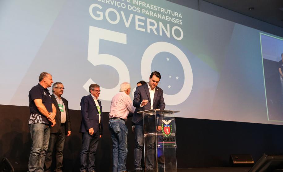 Cohapar apresenta projetos de moradias inovadores a prefeitos e vereadores Gestores públicos de todo o Paraná puderam conhecer nesta sexta-feira (1) os principais programas habitacionais desenvolvidos pelo Governo do Estado. As ações, que visam a inclusão social e o desenvolvimento econômico dos municípios foram apresentadas pelo presidente da Cohapar, Jorge Lange, durante o evento Governo 5.0, de inovação da gestão pública, em Foz do Iguaçu.