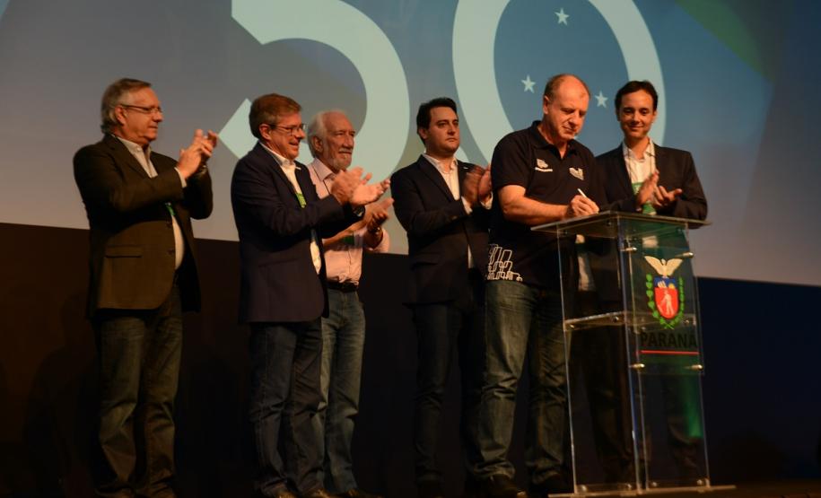 Cohapar apresenta projetos de moradias inovadores a prefeitos e vereadores Gestores públicos de todo o Paraná puderam conhecer nesta sexta-feira (1) os principais programas habitacionais desenvolvidos pelo Governo do Estado. As ações, que visam a inclusão social e o desenvolvimento econômico dos municípios foram apresentadas pelo presidente da Cohapar, Jorge Lange, durante o evento Governo 5.0, de inovação da gestão pública, em Foz do Iguaçu.