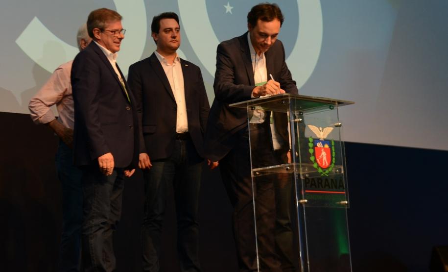 Cohapar apresenta projetos de moradias inovadores a prefeitos e vereadores Gestores públicos de todo o Paraná puderam conhecer nesta sexta-feira (1) os principais programas habitacionais desenvolvidos pelo Governo do Estado. As ações, que visam a inclusão social e o desenvolvimento econômico dos municípios foram apresentadas pelo presidente da Cohapar, Jorge Lange, durante o evento Governo 5.0, de inovação da gestão pública, em Foz do Iguaçu.