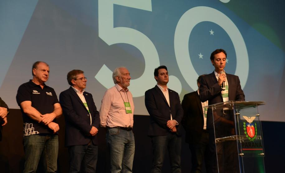 Cohapar apresenta projetos de moradias inovadores a prefeitos e vereadores Gestores públicos de todo o Paraná puderam conhecer nesta sexta-feira (1) os principais programas habitacionais desenvolvidos pelo Governo do Estado. As ações, que visam a inclusão social e o desenvolvimento econômico dos municípios foram apresentadas pelo presidente da Cohapar, Jorge Lange, durante o evento Governo 5.0, de inovação da gestão pública, em Foz do Iguaçu.