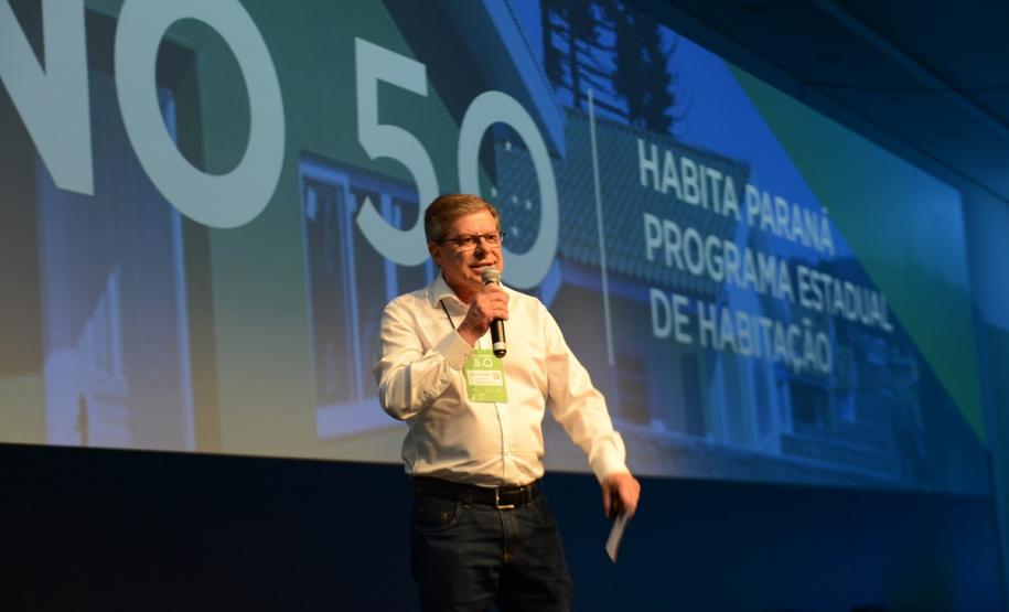 Cohapar apresenta projetos de moradias inovadores a prefeitos e vereadores Gestores públicos de todo o Paraná puderam conhecer nesta sexta-feira (1) os principais programas habitacionais desenvolvidos pelo Governo do Estado. As ações, que visam a inclusão social e o desenvolvimento econômico dos municípios foram apresentadas pelo presidente da Cohapar, Jorge Lange, durante o evento Governo 5.0, de inovação da gestão pública, em Foz do Iguaçu.