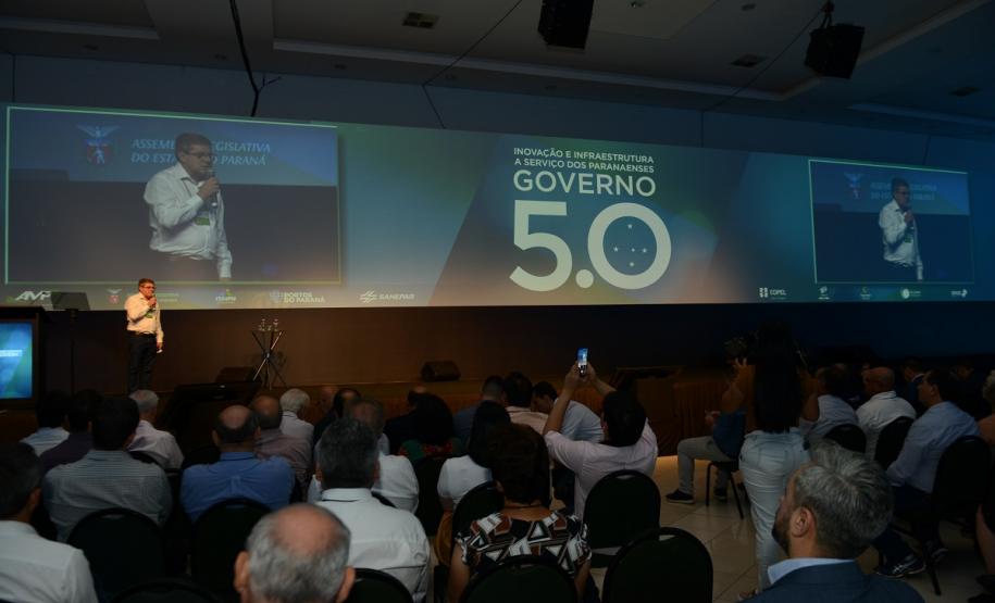 Cohapar apresenta projetos de moradias inovadores a prefeitos e vereadores Gestores públicos de todo o Paraná puderam conhecer nesta sexta-feira (1) os principais programas habitacionais desenvolvidos pelo Governo do Estado. As ações, que visam a inclusão social e o desenvolvimento econômico dos municípios foram apresentadas pelo presidente da Cohapar, Jorge Lange, durante o evento Governo 5.0, de inovação da gestão pública, em Foz do Iguaçu.