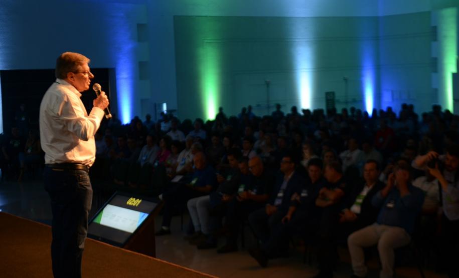 Cohapar apresenta projetos de moradias inovadores a prefeitos e vereadores Gestores públicos de todo o Paraná puderam conhecer nesta sexta-feira (1) os principais programas habitacionais desenvolvidos pelo Governo do Estado. As ações, que visam a inclusão social e o desenvolvimento econômico dos municípios foram apresentadas pelo presidente da Cohapar, Jorge Lange, durante o evento Governo 5.0, de inovação da gestão pública, em Foz do Iguaçu.