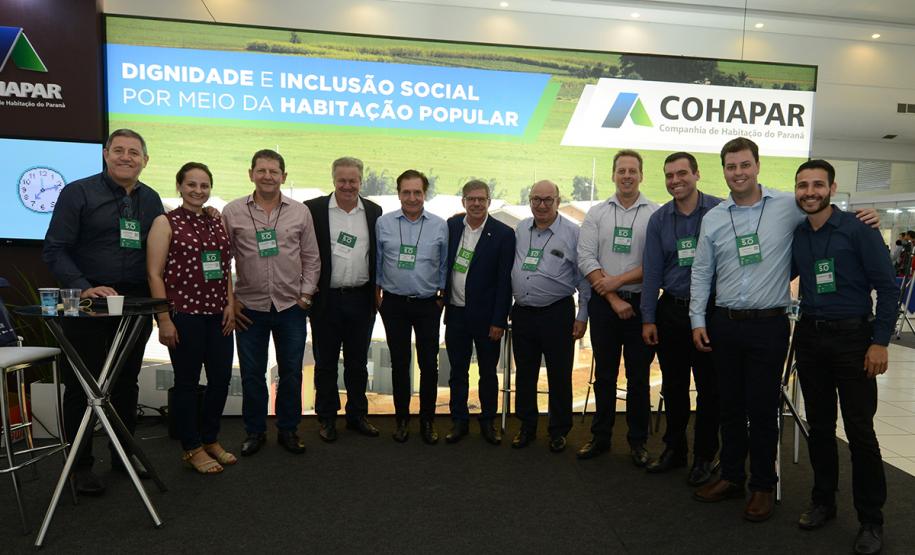 Cohapar apresenta projetos de moradias inovadores a prefeitos e vereadores Gestores públicos de todo o Paraná puderam conhecer nesta sexta-feira (1) os principais programas habitacionais desenvolvidos pelo Governo do Estado. As ações, que visam a inclusão social e o desenvolvimento econômico dos municípios foram apresentadas pelo presidente da Cohapar, Jorge Lange, durante o evento Governo 5.0, de inovação da gestão pública, em Foz do Iguaçu.