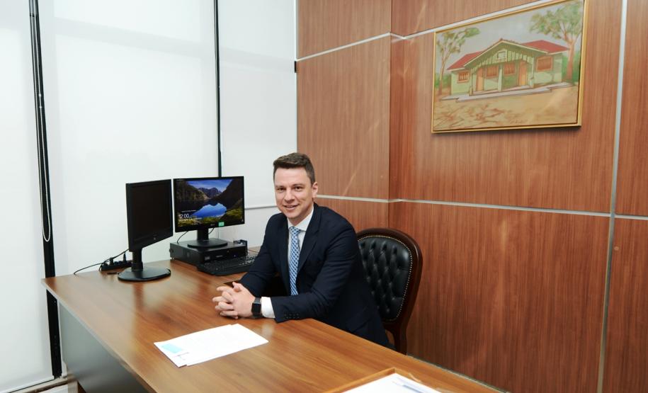 Cohapar tem novo diretor Jurídico. Nesta terça-feira (5), o advogado Dino Athos Schrutt foi empossado pelo conselho de administração para gerir as atividades do setor na empresa nesta gestão e já foi apresentado à equipe de trabalho e aos chefes dos escritórios regionais.