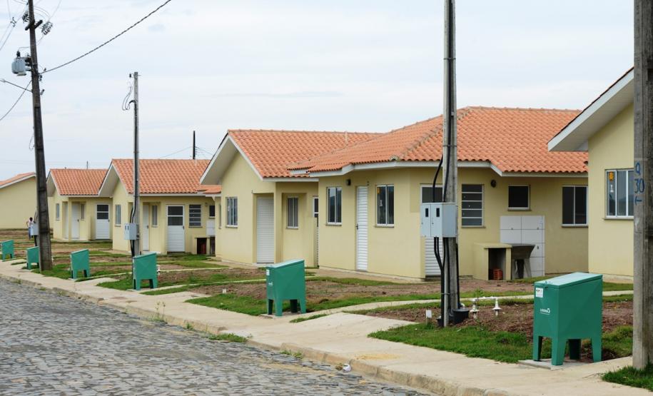 Vinte e seis famílias de Mallet, na região Centro-Sul do Paraná, receberam nesta sexta-feira (8) as chaves da casa própria. Elas se juntam a outras 20 famílias que residem no conjunto habitacional desde junho, e que recebeu em suas duas etapas cerca de R$ 3,2 milhões de investimentos do Governo do Estado, Governo Federal e prefeitura.