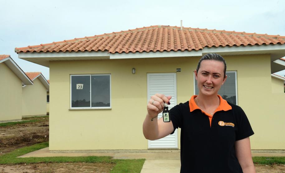 Vinte e seis famílias de Mallet, na região Centro-Sul do Paraná, receberam nesta sexta-feira (8) as chaves da casa própria. Elas se juntam a outras 20 famílias que residem no conjunto habitacional desde junho, e que recebeu em suas duas etapas cerca de R$ 3,2 milhões de investimentos do Governo do Estado, Governo Federal e prefeitura.
